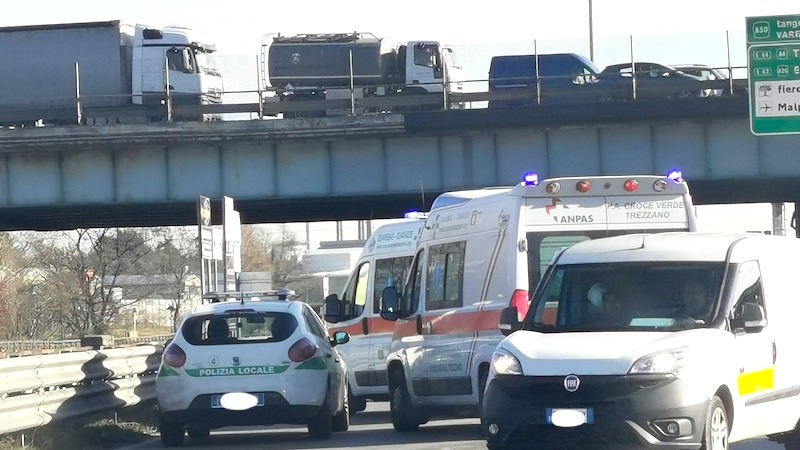 Incidente tra due auto allo svincolo killer: due feriti e traffico in tilt
