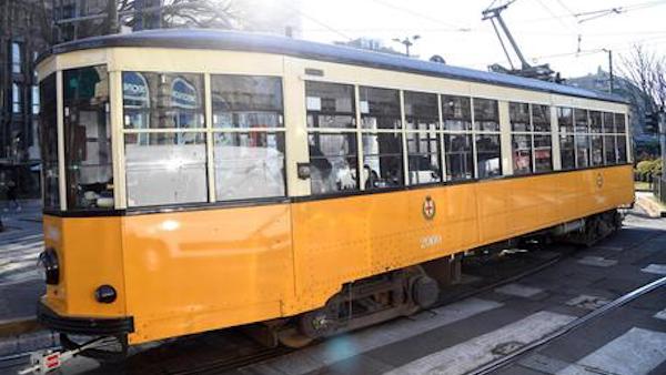 Incidente tra tram e auto, ferito lievemente un bambino di 10 anni e la mamma