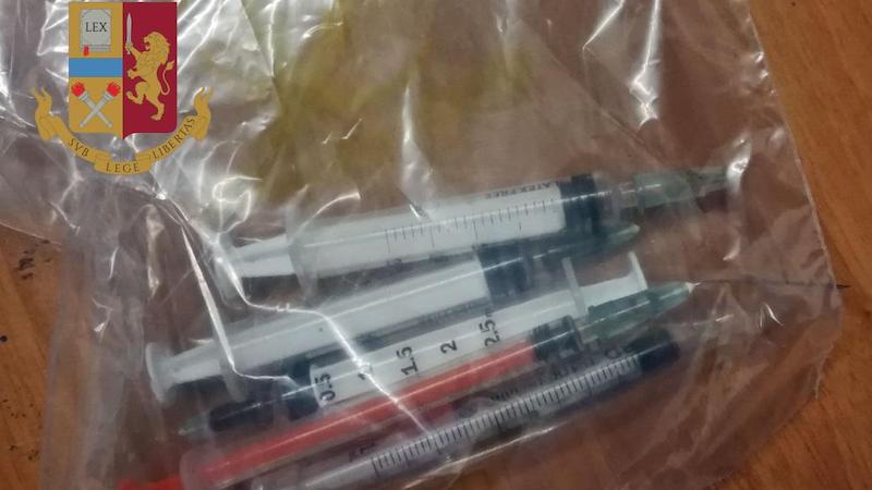 Minaccia pazienti e personale medico dell’ospedale con una siringa