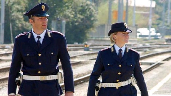 Rubano il pc a un viaggiatore e fratturano la mano a un poliziotto per scappare
