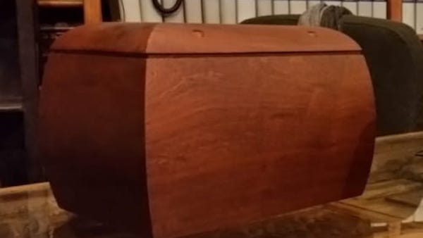 Rubano urna con le ceneri del padre: l’appello della figlia