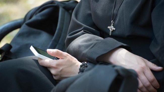 Suore di clausura usano WhatsApp per diffondere il Vangelo