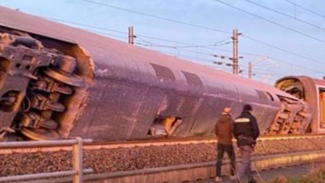 Treno deragliato nel Lodigiano, indagati 5 operai per l’incidente