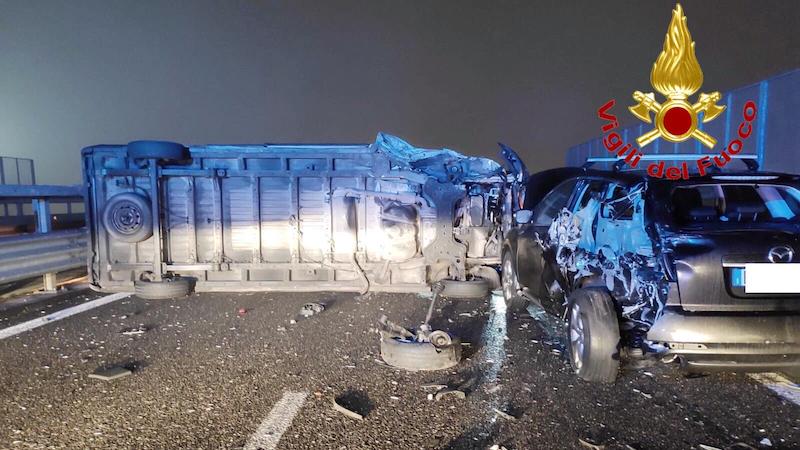 Si ferma a prestare soccorso e viene travolto da un furgone FOTO