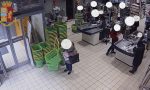 Rapinano supermercato con la pistola, l'anziana cliente continua a fare la spesa VIDEO