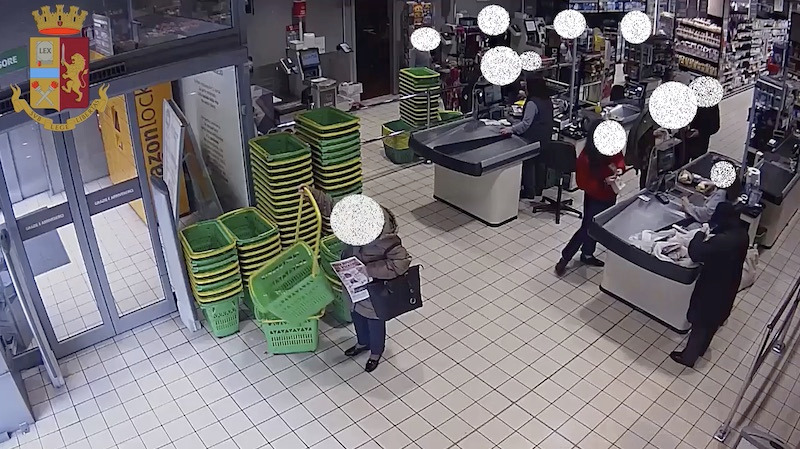 Rapinano supermercato con la pistola, l’anziana cliente continua a fare la spesa VIDEO