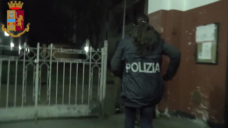 Sgomberati appartamenti occupati illegalmente, tra gli abusivi anche un rapper VIDEO
