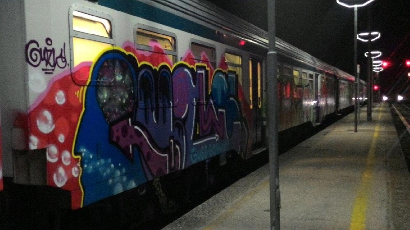 Sorpresi mentre imbrattavano i treni: arrestati due writer