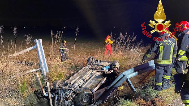 Auto sfonda il guard rail e si ribalta nel fosso: pompieri al lavoro FOTO