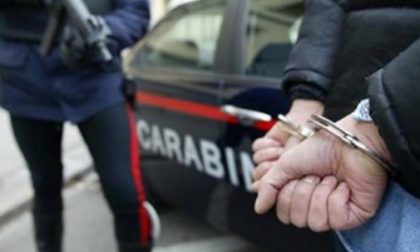 Botte, aggressioni con coltelli e minacce a moglie e figli: arrestato dai carabinieri