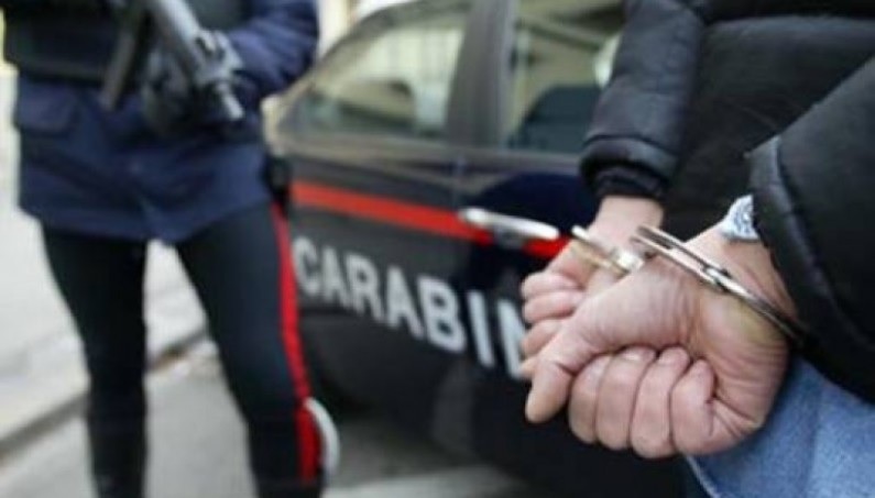 Botte, aggressioni con coltelli e minacce a moglie e figli: arrestato dai carabinieri