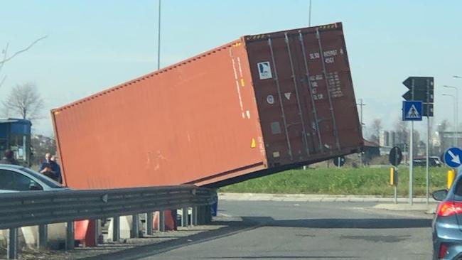 Camion ribalta il rimorchio su auto posteggiate e il conducente scappa FOTO