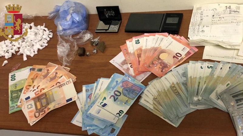 Cocaina nascosta dietro i caloriferi: quattro arresti per spaccio