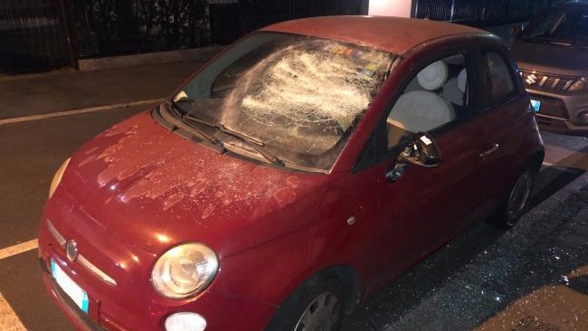 Finestrini in frantumi con una catena e ferisce un uomo, arrestato
