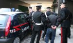 Vede le divise alla porta e va nel panico, arrestato spacciatore