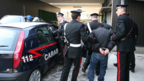 Vede le divise alla porta e va nel panico, arrestato spacciatore