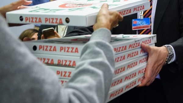 Rapina con una pistola finta i fattorini che consegnano le pizze
