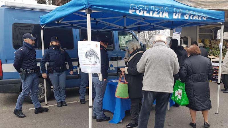 La polizia con un camper contro la violenza nel giorno di San Valentino