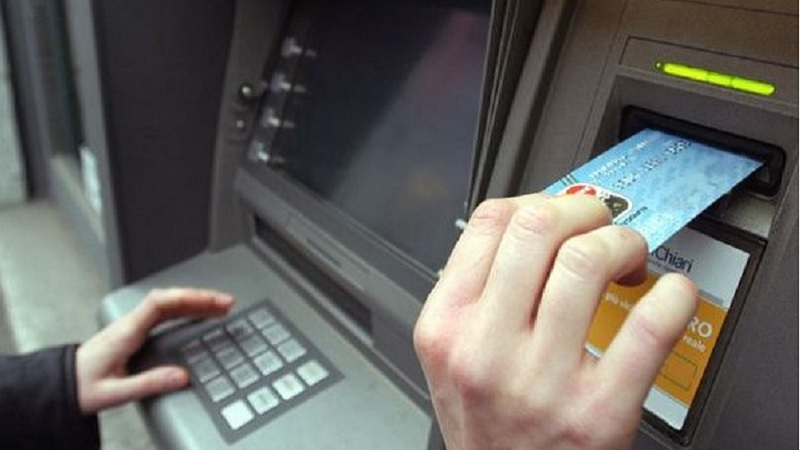 Rubano carte di credito e prelevano al bancomat 2mila euro: arrestate