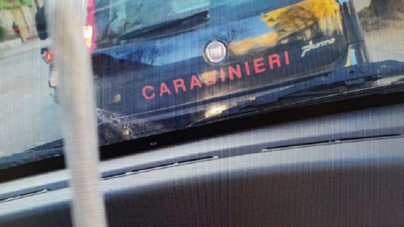 Foto allo spinello? Se fai il “brillante” con i carabinieri, metti gli amici nei guai