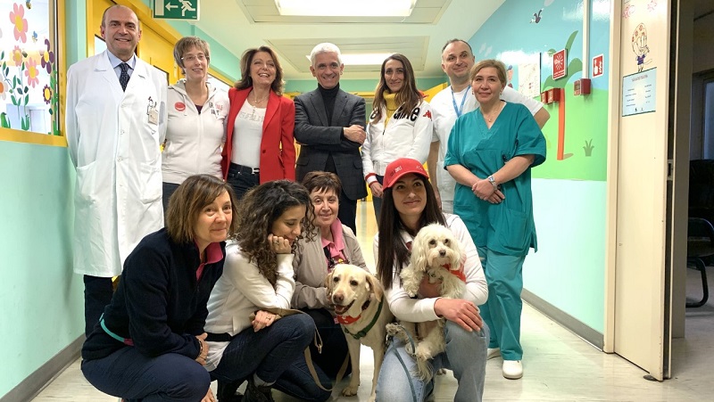 Cani in ospedale per fare compagnia ai bambini ammalati: al via il progetto FOTO
