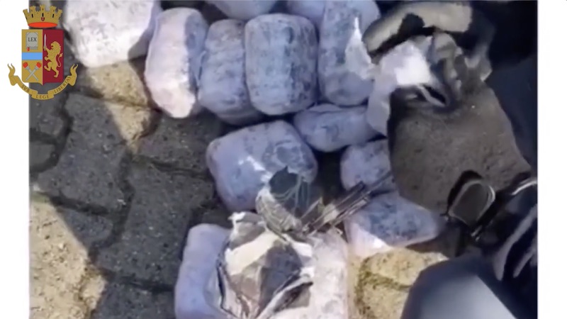Traffico di droga, arrestato 54enne con 51 chili di hashish in auto VIDEO