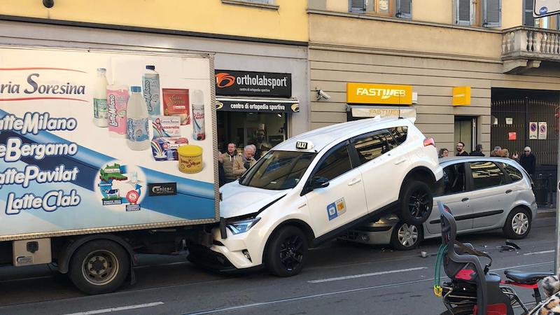 Malore dell’autista, tram provoca tamponamento a catena