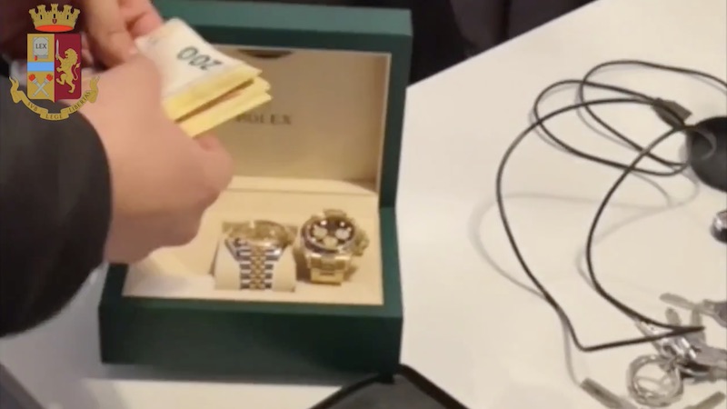 Hotel di lusso e auto sportive con le truffe dei Bit Coin: arrestato 22enne VIDEO