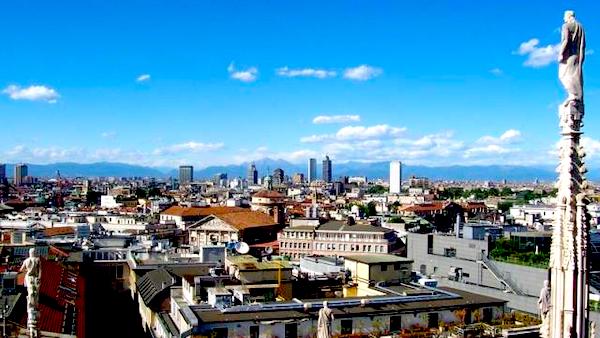 Il forte vento spazza via le polveri sottili da Milano, ma per poco…