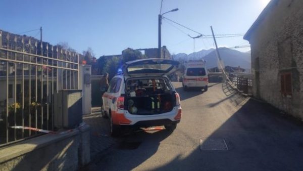 Una vittima in Lombardia a causa del vento forte: donna colpita da un tetto scoperchiato