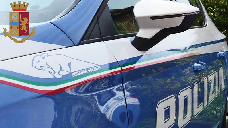 Incendio in un appartamento: coppia di anziani salvata dai poliziotti