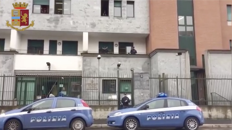Applauso agli operatori sanitari, anche i poliziotti si uniscono al flash mob VIDEO