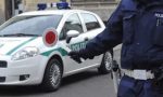 Auto in fuga con cinque persone a bordo: bloccata dalla polizia locale