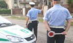 Bevono birra su una panchina a Corsico: denunciati dalla polizia locale