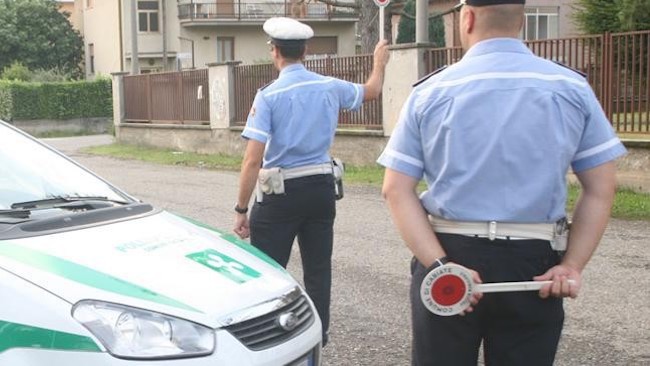 Bevono birra su una panchina a Corsico: denunciati dalla polizia locale