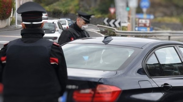 Coppia denunciata per violazione divieti di uscita: “Stavamo cercando un bar”