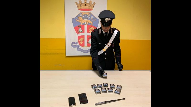 Bloccato per un controllo: nel sottosella nascondeva un chilo di marijuana