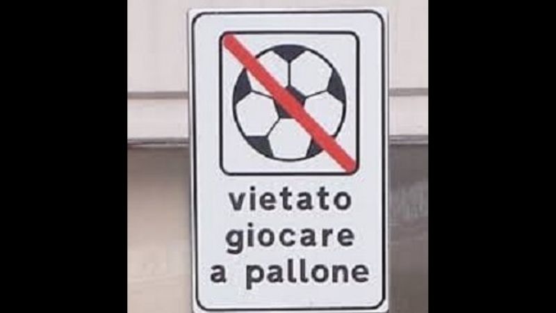 Troppi ragazzi nei parchi: rimosse reti da calcio e pallavolo e canestri