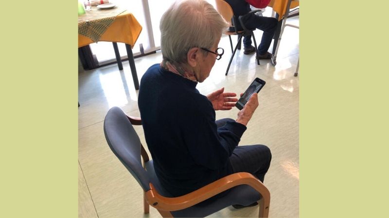 Tablet e smartphone alla casa di riposo Pontirolo per videochiamare le famiglie