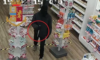 Rapinano farmacia con un grosso coltello: bloccati a Buccinasco dai Falchi della polizia