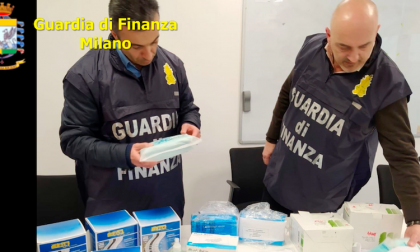 Mascherine e gel disinfettanti venduti online a prezzi esagerati: maxi sequestro dei finanzieri