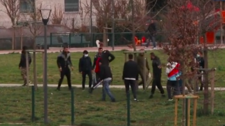 Rissa al parco con bastoni, catene e… mascherina a Quarto Oggiaro.VIDEO
