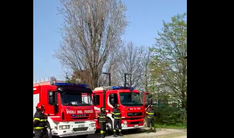Sirene e applausi: i pompieri di Pieve rendono omaggio a Humanitas VIDEO