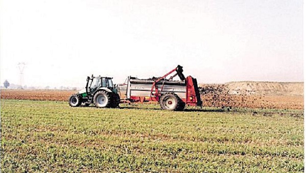 “Camion sversa fanghi neri su terreno agricolo”, il Pd chiede accertamenti immediati