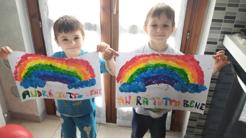 “Andrà tutto bene”, l’arcobaleno che colora le nostre giornate spente