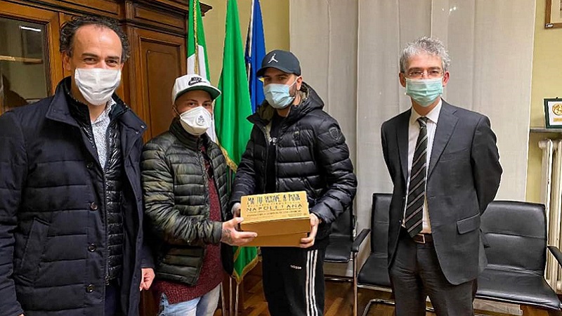 Il regalo di “Ma tu vulive a pizza” al personale sanitario dell’ospedale Sacco