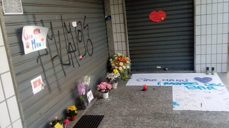 Fiori e cuori sulla saracinesca del bar: “Ciao Manù, per sempre nei nostri cuori” FOTO