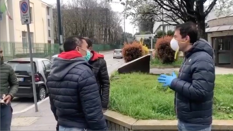 Il sindaco gira per scovare gli irresponsabili: “Subito a casa, la gente muore” VIDEO