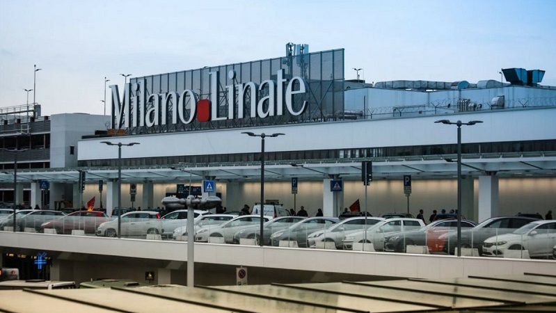 Ruba la borsa a due passeggeri in aeroporto: incastrato dalle telecamere