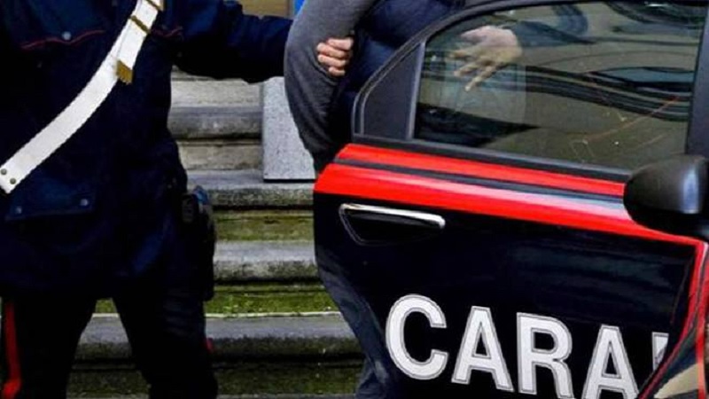 In casa quasi 50 grammi di cocaina, marijuana e soldi: arrestato spacciatore